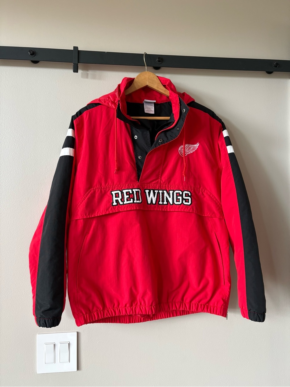 NHL Red Wings Medium  Mens Puffer Jacket Red Hooded Nylon Lined 1/4 Zip